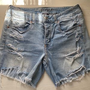 American Eagle outfitters light wash Tom girl shorts and a size 6